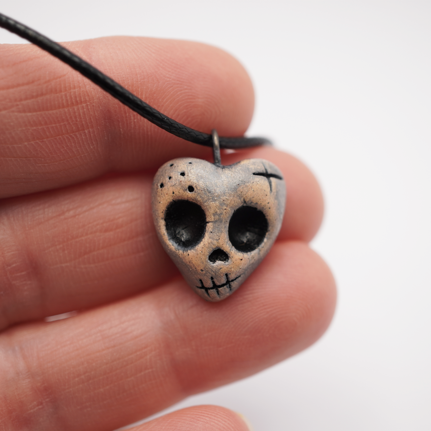 Mini Ceramic Necklace – Heart Skull