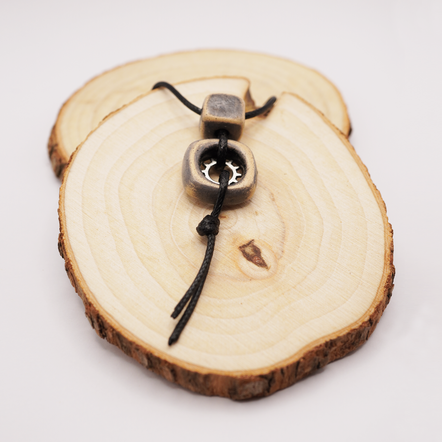 Retro Ceramic Gear Necklace – Antique, Industrial Style